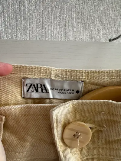Pantalones beige de mezclilla con corte recto - miniatura 2