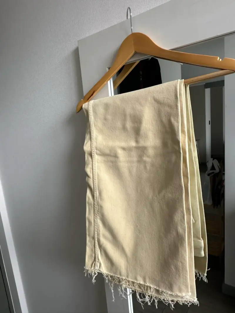 Pantalones beige de mezclilla con corte recto - 3