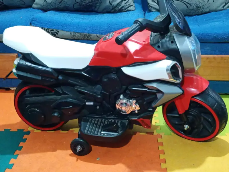 Moto eléctrica infantil roja y negra - 1