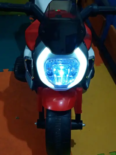 Moto eléctrica infantil roja y negra - miniatura 2