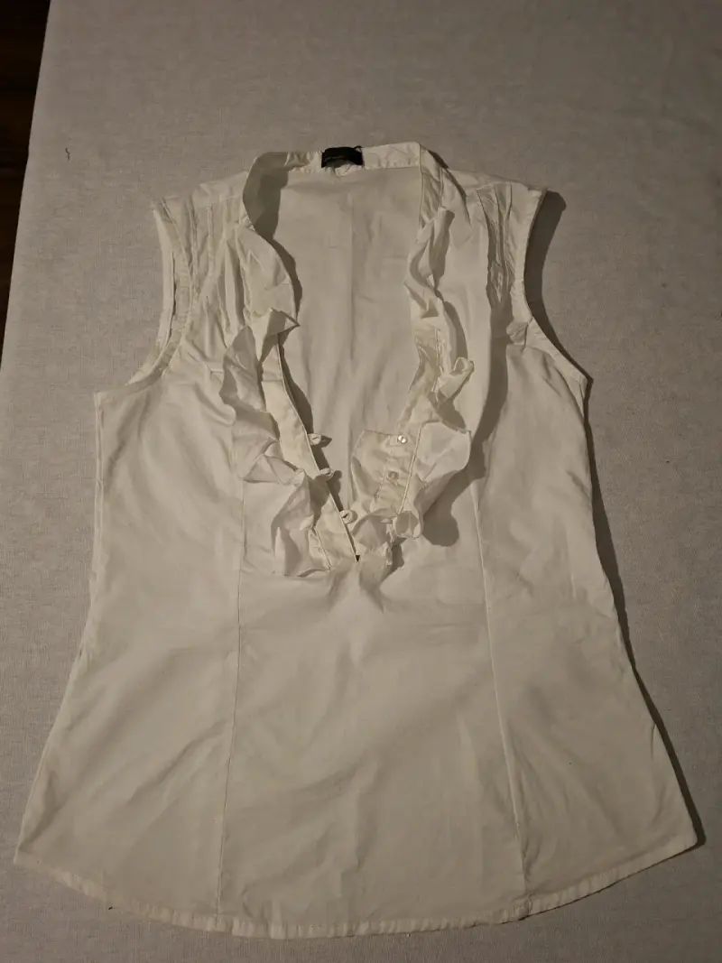 Blusa sin mangas blanca con volantes - 1