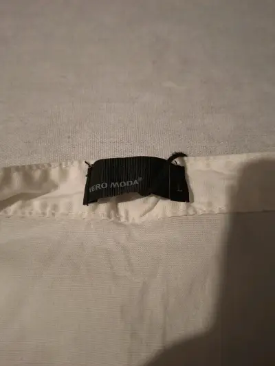 Blusa sin mangas blanca con volantes - miniatura 2