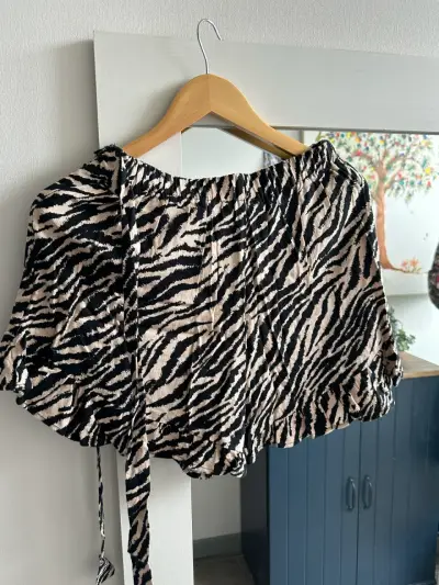 Falda corta con estampado animal print - miniatura 4