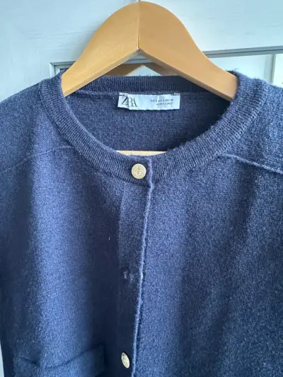Chaqueta de lana azul marino Zara con botones dorados - miniatura 3