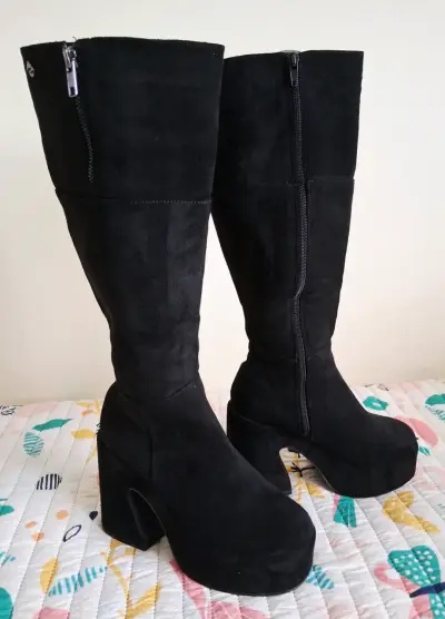 Botas negras de gamuza con plataforma marca Gotta - miniatura 1