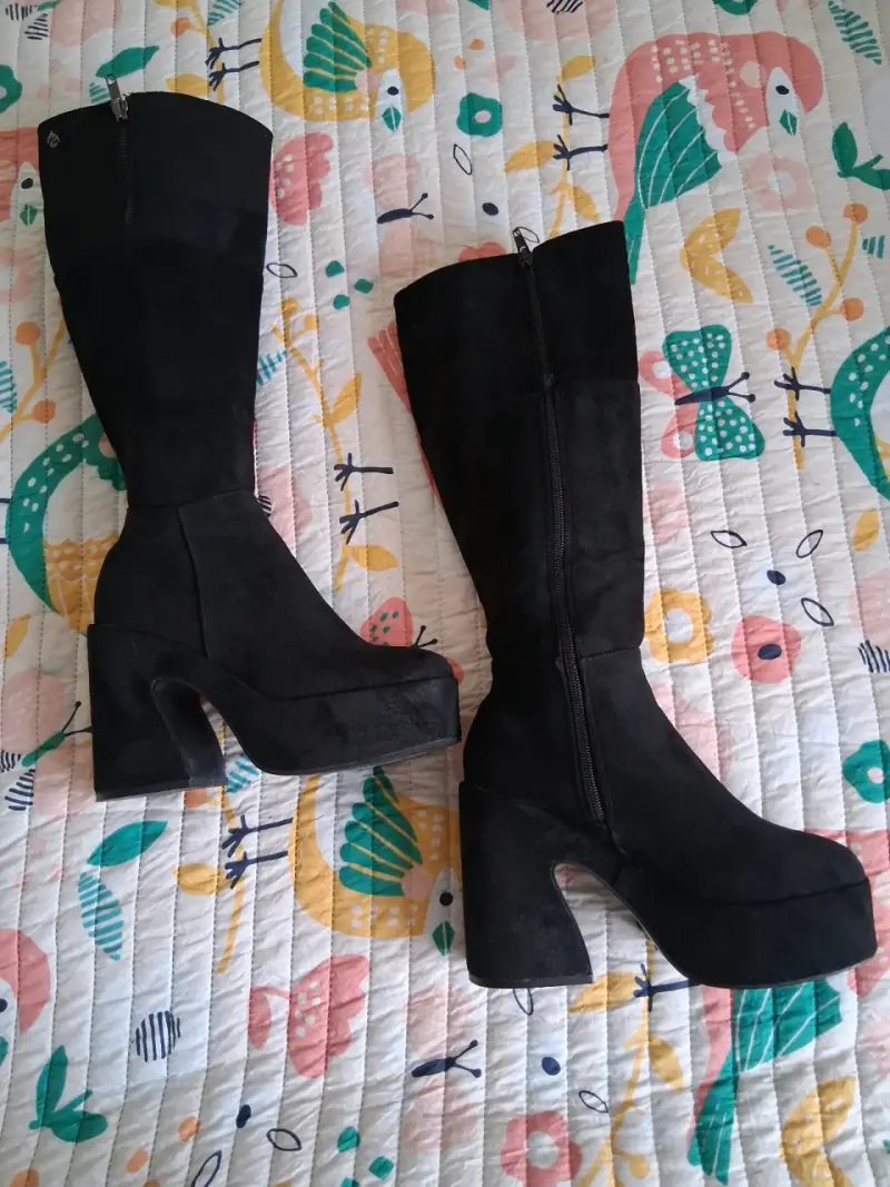 Botas negras de gamuza con plataforma marca Gotta - 3