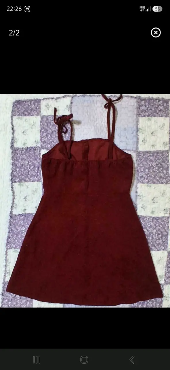 Vestido burdeos con botones y tirantes ajustables - 2