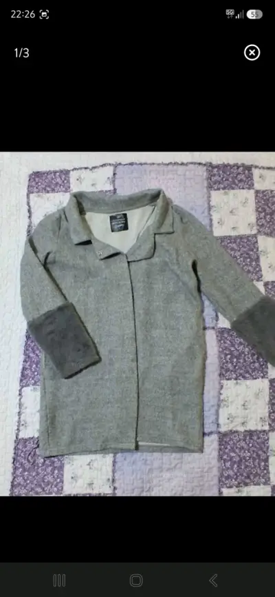 Abrigo gris para mujer con detalles en mangas - miniatura 1