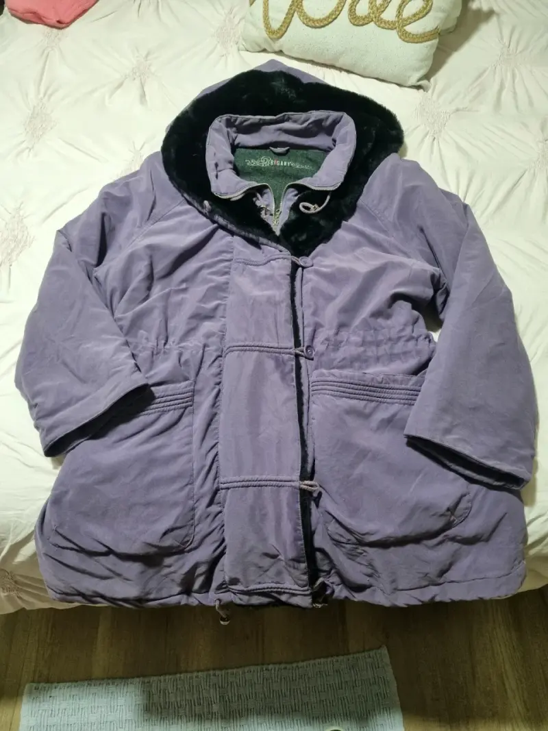 Abrigo morado con capucha de piel sintética - 1