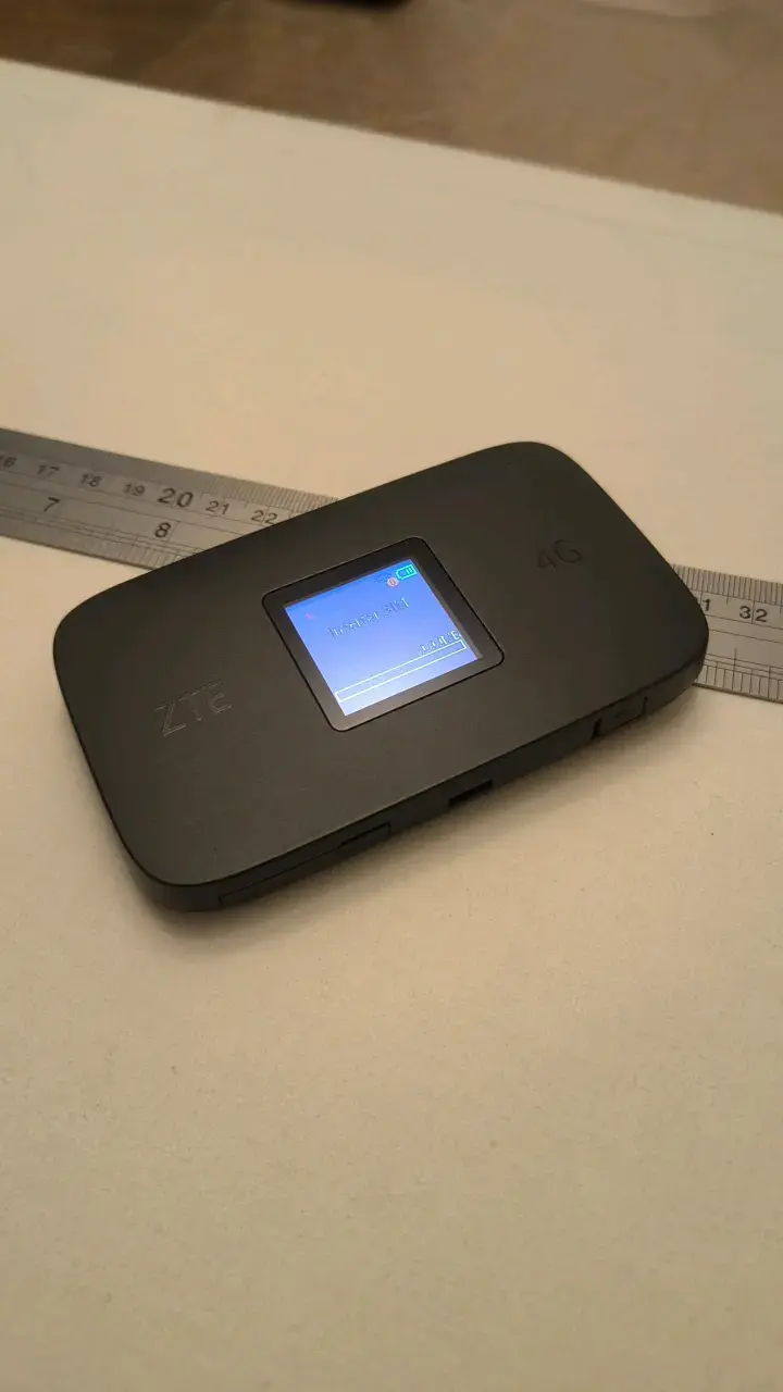 Router portátil ZTE 4G con pantalla - 1