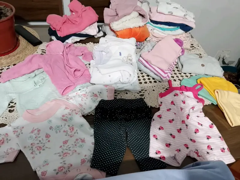 Lote de ropa de bebé variada en buen estado - 1