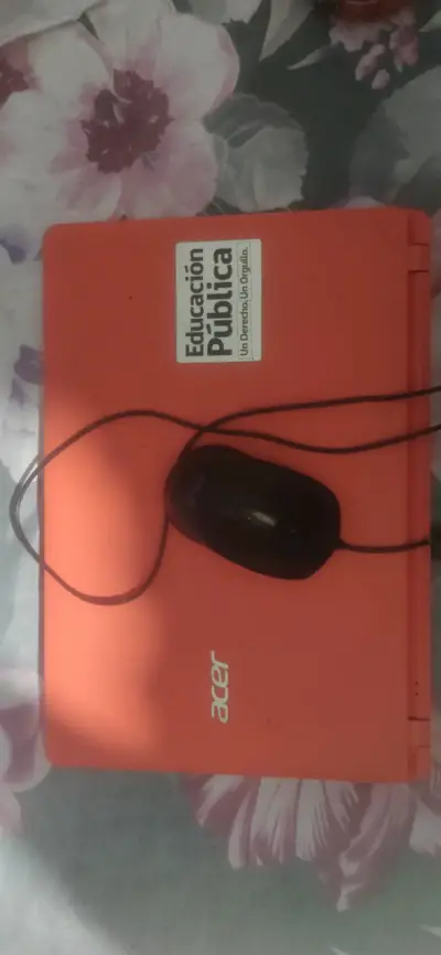 Notebook Acer rojo con mouse incluido - miniatura 1