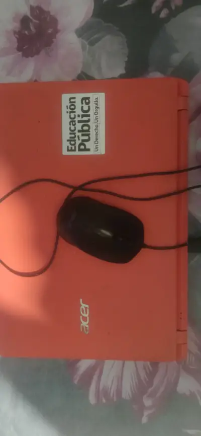 Notebook Acer rojo con mouse incluido - miniatura 2