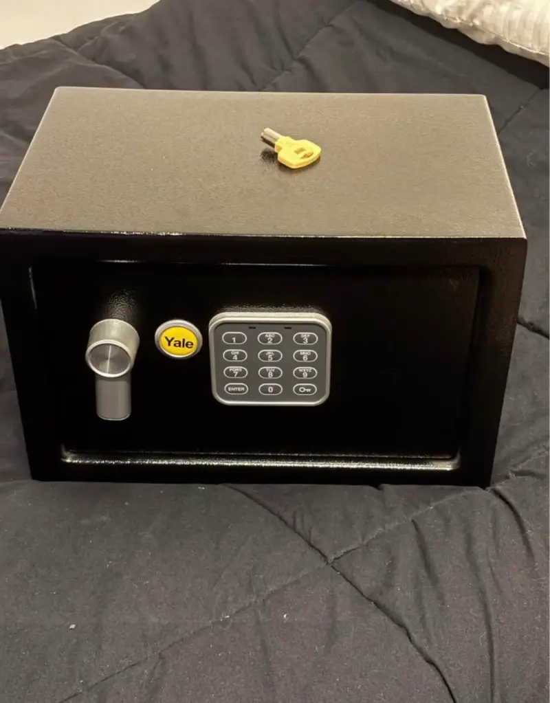 Caja fuerte digital Yale con llave de seguridad - 1