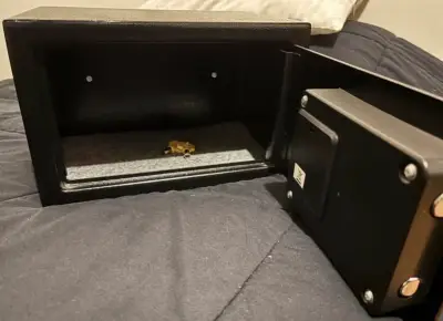 Caja fuerte digital Yale con llave de seguridad - miniatura 2