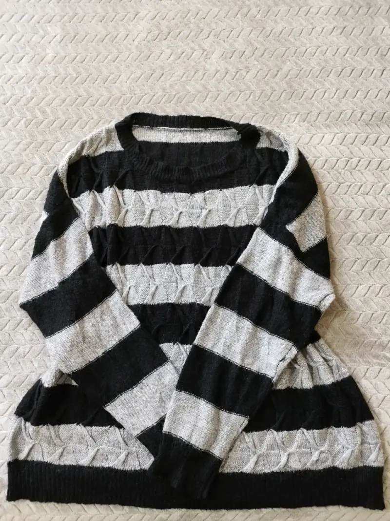 Suéter de rayas negro y gris para mujer