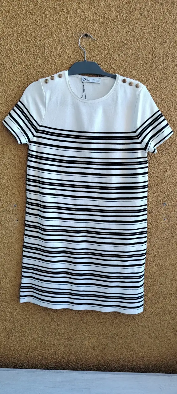 Vestido a rayas blanco y negro con botones