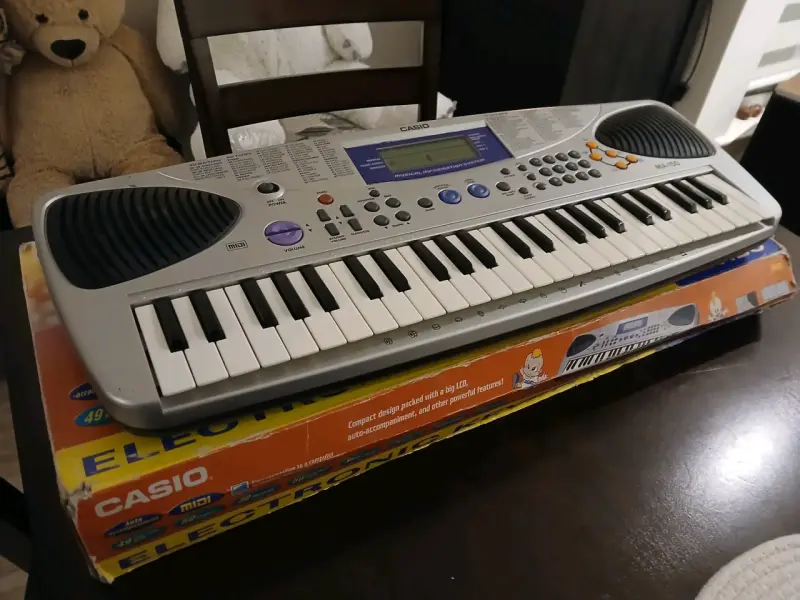 Teclado electrónico Casio con pantalla LCD y MIDI