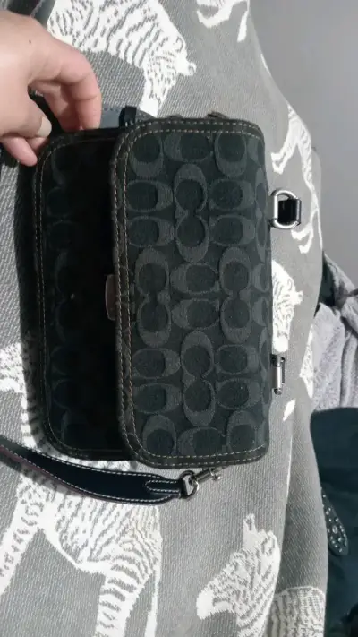 Cartera de mano Coach negra con diseño icónico - miniatura 1