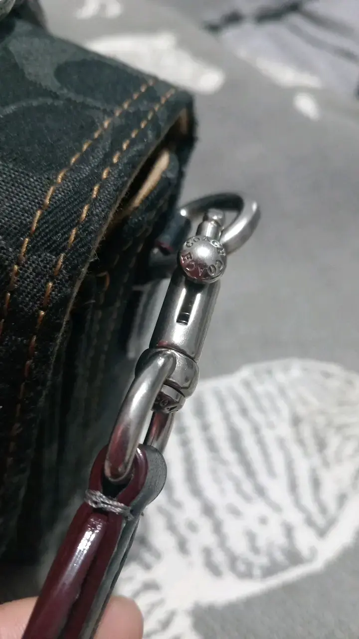 Cartera de mano Coach negra con diseño icónico - 2
