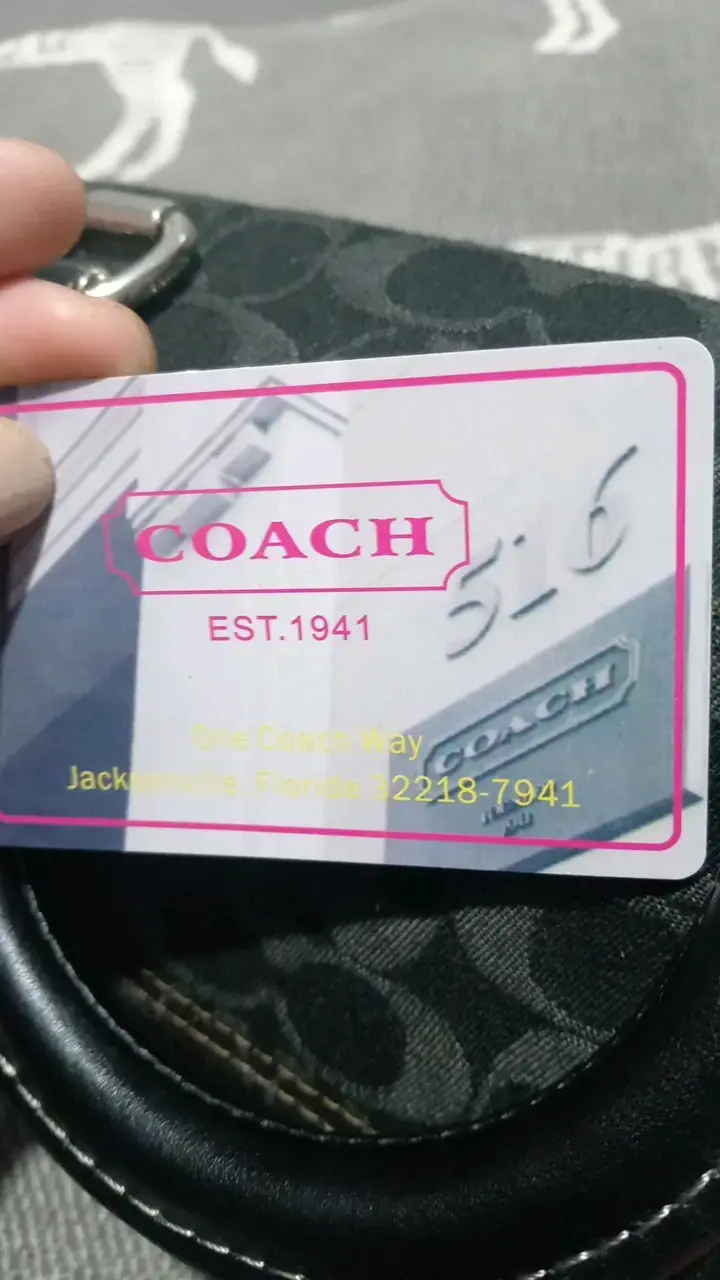 Cartera de mano Coach negra con diseño icónico - 3