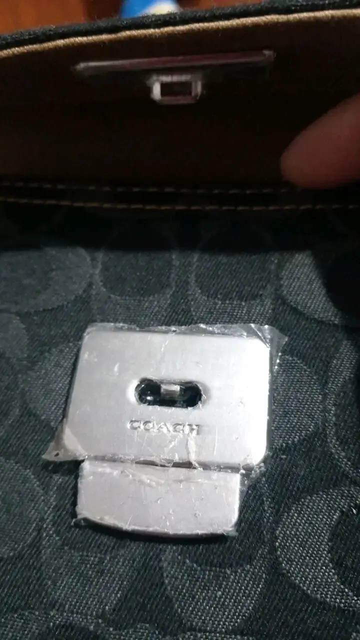 Cartera de mano Coach negra con diseño icónico - 4