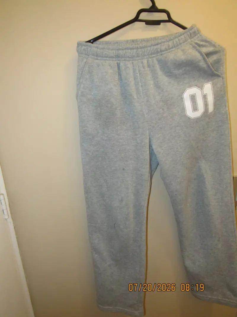 Pantalones deportivos grises con número 01 - 1