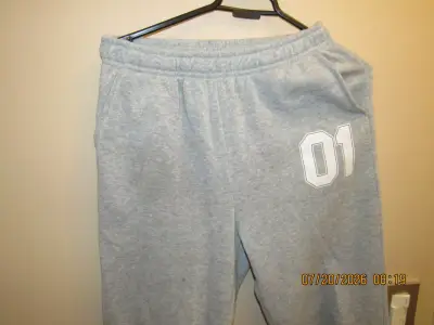 Pantalones deportivos grises con número 01 - miniatura 2