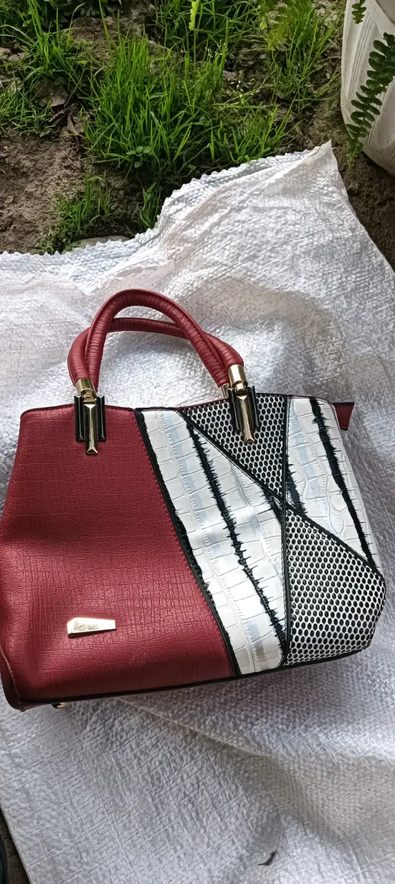 Bolso de mano elegante rojo y blanco