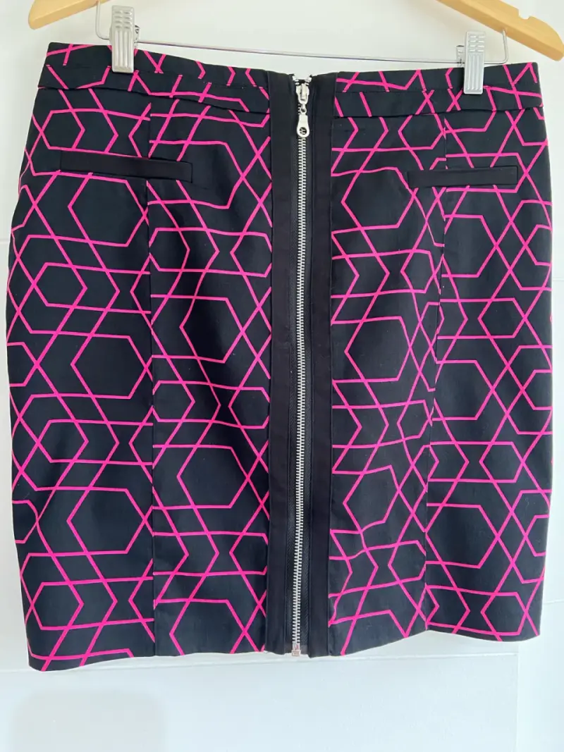 Falda corta con estampado geométrico negro y fucsia - 1