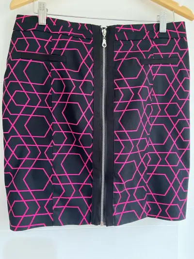 Falda corta con estampado geométrico negro y fucsia - miniatura 1