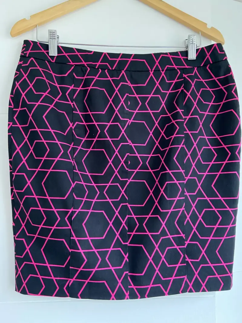 Falda corta con estampado geométrico negro y fucsia - 2