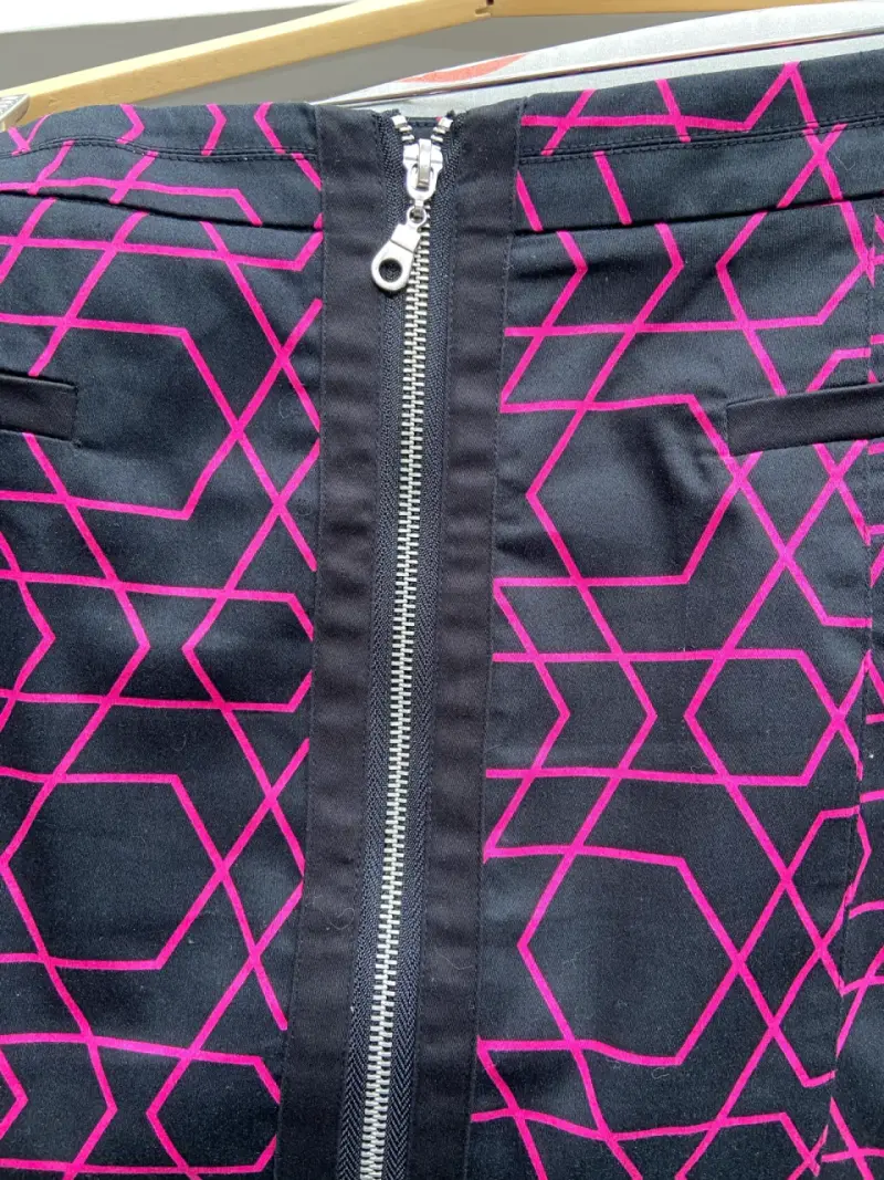 Falda corta con estampado geométrico negro y fucsia - 4
