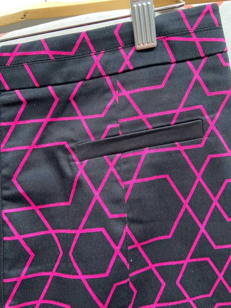 Falda corta con estampado geométrico negro y fucsia - 5