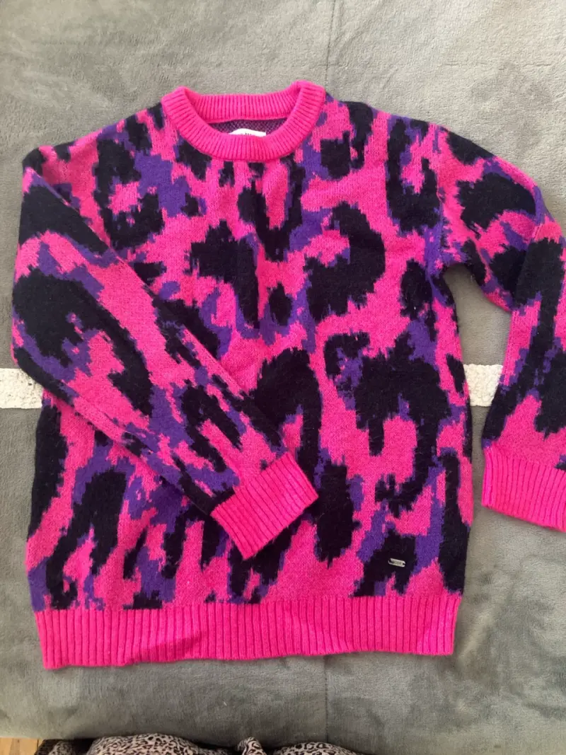 Suéter de lana estampado animal print rosa y morado