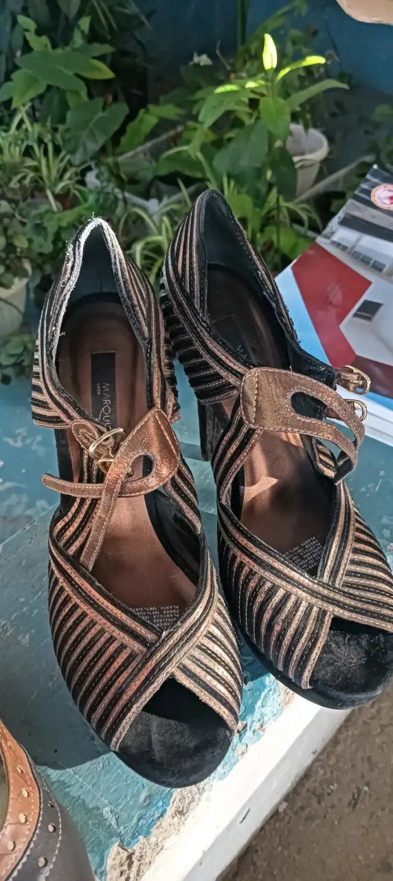 Zapatos de tacón alto con diseño rayado