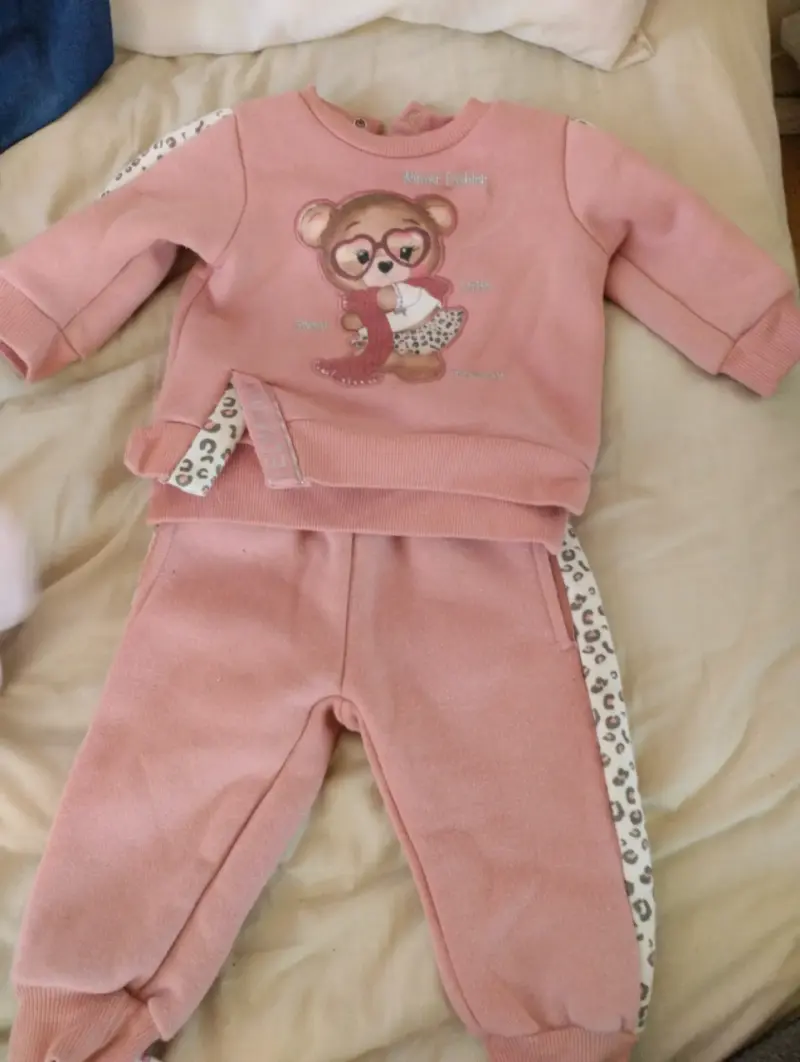 Conjunto de ropa infantil rosado con diseño de oso - 1
