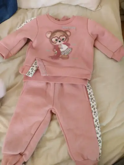 Conjunto de ropa infantil rosado con diseño de oso - miniatura 1