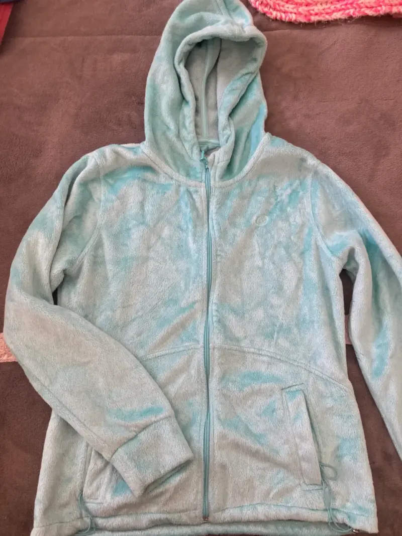 Chaqueta polar con capucha color celeste