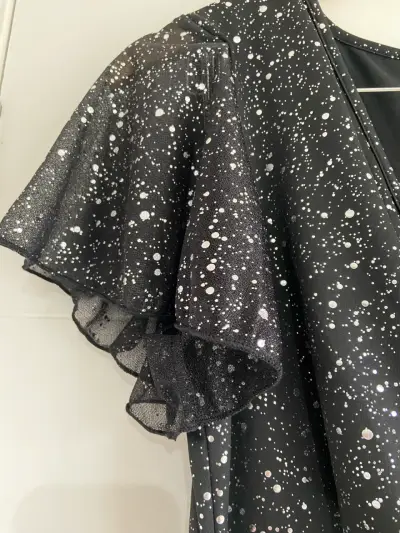 Vestido negro con estampado de puntos plata - miniatura 4