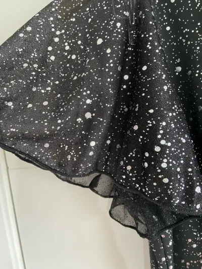 Vestido negro con estampado de puntos plata - miniatura 5