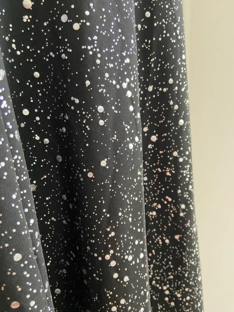 Vestido negro con estampado de puntos plata - 6