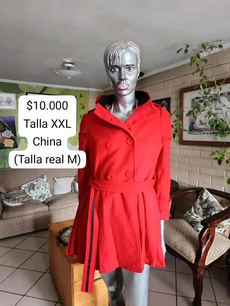 Abrigo rojo de mujer con cinturón