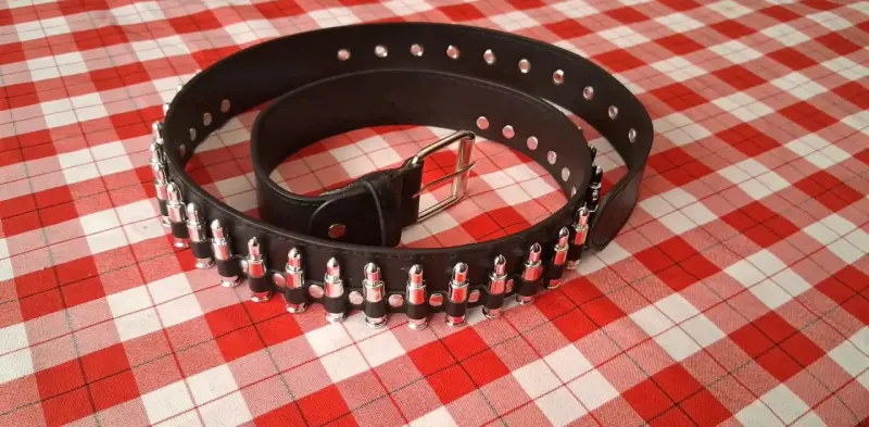 Cinturón de cuero negro con detalles metálicos - 1