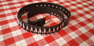 Cinturón de cuero negro con detalles metálicos - miniatura 1