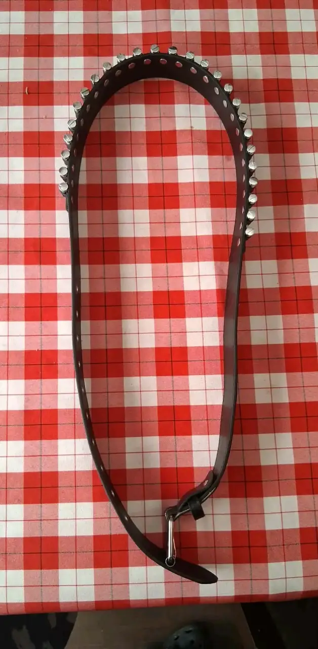 Cinturón de cuero negro con detalles metálicos - 2