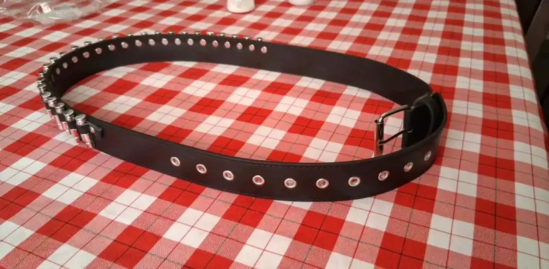 Cinturón de cuero negro con detalles metálicos - 3