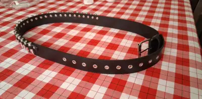Cinturón de cuero negro con detalles metálicos - miniatura 3