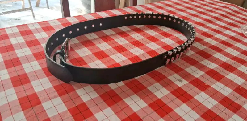 Cinturón de cuero negro con detalles metálicos - 4