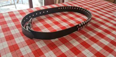 Cinturón de cuero negro con detalles metálicos - miniatura 4
